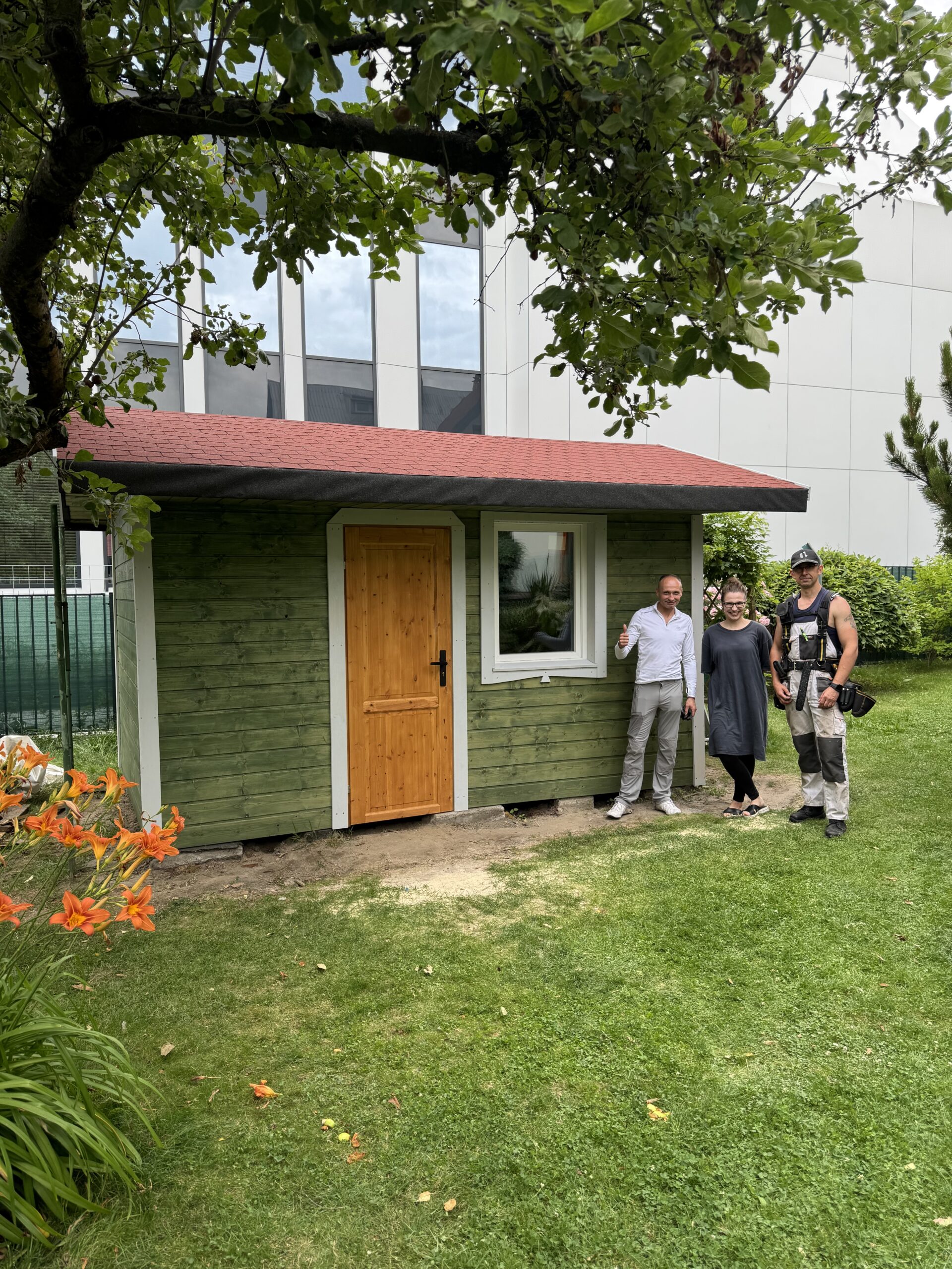 Mini dom (tiny house) w lesie