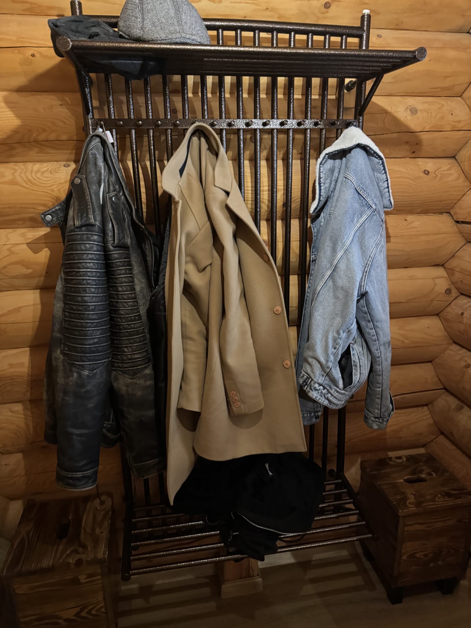 Grzejnik wieszak na wodę w łazience drewnianego domu - designerskie ogrzewanie i suszenie ręczników