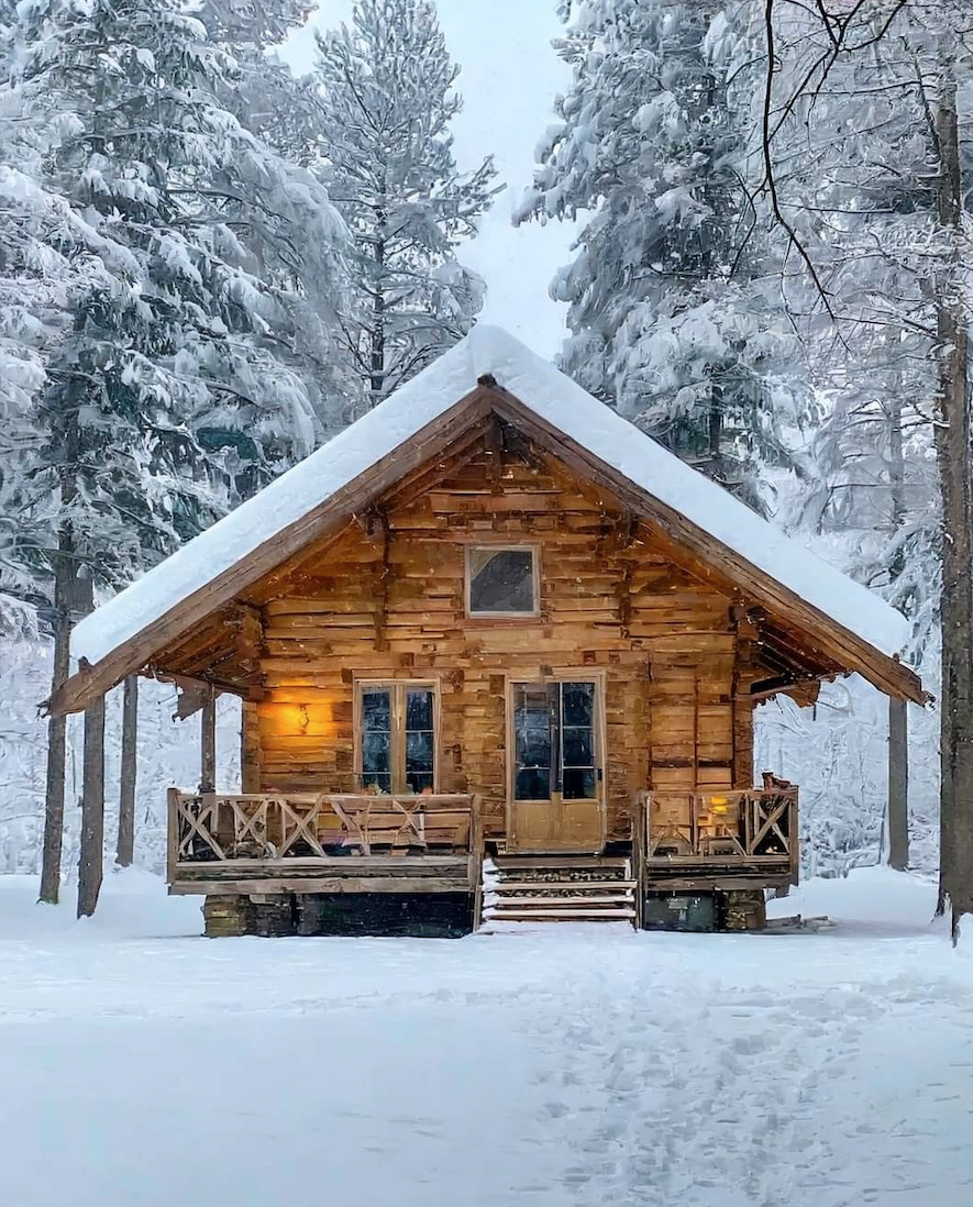 Przytulne poddasze w domu drewnianym – DomGusto