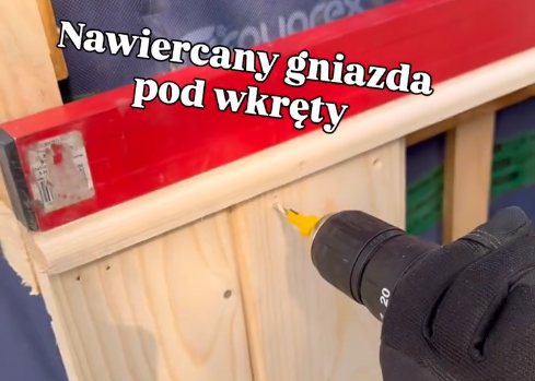 Nawiercanie gniazd pod wkręty w desce elewacyjnej